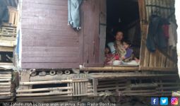 Miris, Jahidin Tinggal di Kandang Kambing Bersama Istri dan Lima Anaknya - JPNN.com