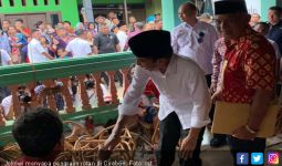 Dikawal Relawan ABJ, Jokowi Janjikan Solusi ke Pengrajin Rotan Cirebon - JPNN.com
