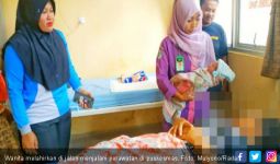 Tengah Malam, Seorang Ibu Melahirkan di Pinggir Jalan Pekon Sumberagung - JPNN.com
