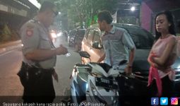 Jalan - Jalan Sama Pacar Sambil Bawa Pisau, Kena Deh - JPNN.com