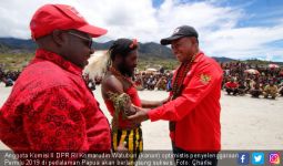 Komarudin Watubun Yakin Pemilu di Pedalaman Papua Berjalan Lancar - JPNN.com