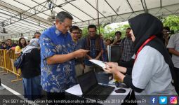 Lihat, Ada Rocky Gerung Dampingi Pak SBY Mencoblos di Singapura - JPNN.com
