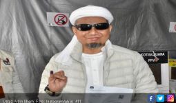 Berkacamata Hitam, Ustaz Arifin Ilham Nyoblos di Penang - JPNN.com