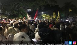 Larut Malam, Kediaman Prabowo Dipadati Pendukung - JPNN.com