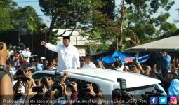 Usai Mencoblos, Prabowo Sapa Warga Hambalang dari Sunroof Lexus LX570 - JPNN.com