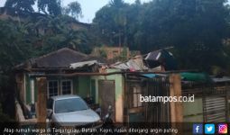 Hujan Disertai Puting Beliung Terjang Rumah Warga Tanjungriau Batam - JPNN.com