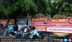 Kontras Kemeriahan di Rumah Prabowo dan Sepinya Kediaman Sandi - JPNN.com