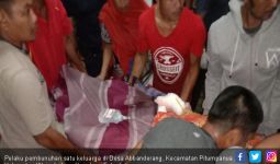 Pelaku Pembantaian Satu Keluarga Masih Berkeliaran Bawa Parang - JPNN.com