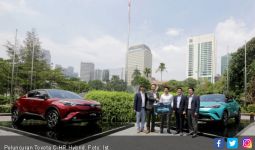 Perbedaan Spesifikasi Toyota C-HR Hybrid, Harga Selisih Rp 30 Jutaan - JPNN.com