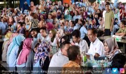 Jokowi Tinjau Pabrik Sepatu dan Makan Siang Bareng Buruh di Tangerang - JPNN.com
