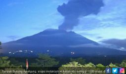Jelang Matahari Muncul, Gunung Agung Erupsi Setinggi 1.000 Meter - JPNN.com