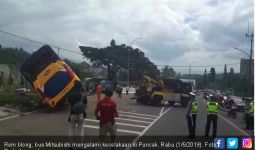 Rem Blong, Bus Mundur dan Terbalik di Puncak - JPNN.com