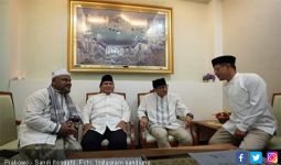Tunda Jenguk Bu Ani, Prabowo Jumatan Bareng Sandi di Banda Aceh - JPNN.com