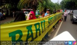 Relawan Bentangkan Spanduk Kemenangan Prabowo - Sandi di Depan Gedung KPU - JPNN.com