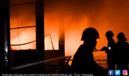 Petasan Membakar Gudang Barang Bekas, Mobil, dan Warung di Palembang - JPNN.com