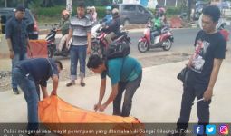 Mayat Perempuan Tersangkut di Sungai Cileungsi Bogor - JPNN.com
