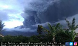 Gunung Sinabung Erupsi, Abu Vulkanik Rusak Tanaman Warga Barusjahe - JPNN.com