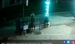 Anaknya Siapa Nih Terekam CCTV Curi Kotak Amal Saat Sahur - JPNN.com