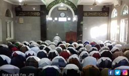 Salat Tarawih di Masjid saat PSBB, NU Surabaya: Nikmatnya jadi Imam bagi Anak dan Istri - JPNN.com
