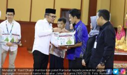 Menaker Hanif Dhakiri Membagikan 1.000 Paket Ramadan - JPNN.com