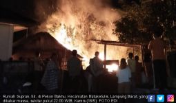 Warga Marah dan Bakar Rumah Pelaku Pencabulan Anak Kandung - JPNN.com