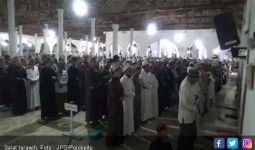 Langgar Aturan dari Bu Risma, Masih Ada 260 Masjid yang Gelar Salat Tawarih di Surabaya - JPNN.com