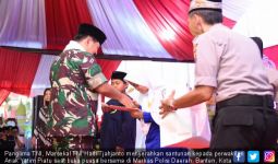 Panglima TNI Santuni Anak Yatim Piatu, Wakapolri Bantu Warakawuri - JPNN.com