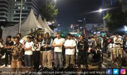 Ratusan Pendukung Prabowo Buka Puasa dengan Nasi Kebuli dan Salat Magrib di Bawaslu - JPNN.com