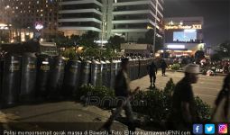 Kena Pepet Brimob dengan Tameng, Demonstran di Bawaslu Malah Berterima Kasih - JPNN.com