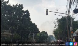 Massa Aksi Bakar-Bakaran Ban, Helikopter Langsung Datang Padamkan Api - JPNN.com