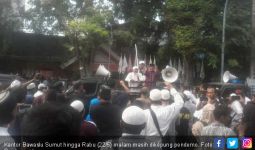 Massa Demonstran Kepung Bawaslu Sumatera Utara - JPNN.com