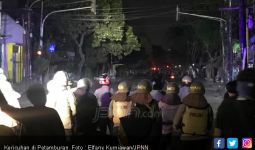 Tegang ! Polisi Dihujani Lemparan Batu di Petamburan - JPNN.com