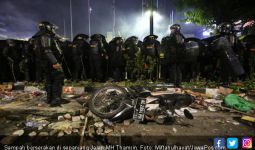 Sampah 'Sisa Pertempuran' Berserakan di Sepanjang Jalan MH Thamrin - JPNN.com