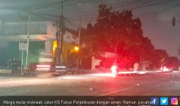Petamburan Sudah Kondusif, Pasukan Brimob Tidur di Atas Tameng di Pinggir Jalan - JPNN.com