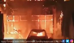 Ratusan Warga di Sampang Madura Serang dan Bakar Kantor Polsek Tambelangan - JPNN.com
