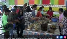 Setiap Hari Umat Buddha Siapkan 300 Porsi Makanan untuk Warga Muslim Berbuka Puasa - JPNN.com
