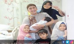 Anak Kelima Lahir, Irfan Hakim Harus Bolak-Balik Rumah Sakit - JPNN.com