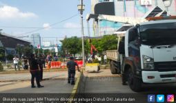 Blokade Jalan Dibongkar, Lalu Lintas Jalan MH Thamrin Masih Macet - JPNN.com
