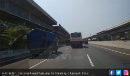 H-5 Idulfitri, Truk Masih Ramai Beroperasi di Tol Cikarang-Cikampek - JPNN.com