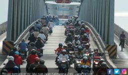 Ribuan Pemudik Motor Lalui Ruas Jalan Kalimalang - JPNN.com