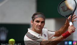 Roger Federer jadi Petenis Tertua yang Lolos 16 Besar Roland Garros dalam 47 Tahun Terakhir - JPNN.com