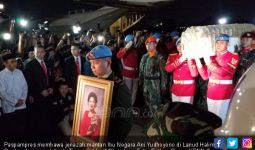 Sejumlah Pejabat Sambut Kedatangan Jenazah Bu Ani di Lanud Halim - JPNN.com