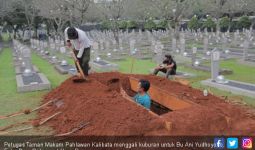 Cerita Penggali Kubur: Tanah Makamnya Empuk, Mungkin Bu Ani Banyak Amal Ibadah - JPNN.com