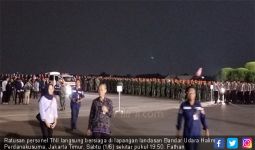 Ratusan Prajurit TNI Menanti Bu Ani di Bandara Halim Perdakusuma - JPNN.com