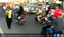 Viral! Pak Kapolsek Joget di Jalan - JPNN.com
