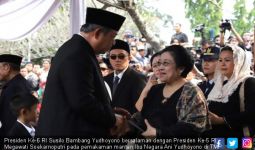 Momen Pak SBY dan Bu Mega Bersalaman di TMP Kalibata - JPNN.com