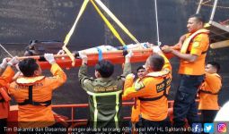 Bakamla Bersama Basarnas Evakuasi ABK yang Sakit - JPNN.com