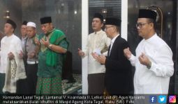 Bersama Wali Kota, Danlanal Tegal Melaksanakan Salat Ied di Masjid Agung - JPNN.com