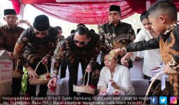 Ziarah ke Makam Bu Ani, SBY Membawa Anggrek Ungu dan Bunga Berwarna Merah, Begini Maknanya - JPNN.com