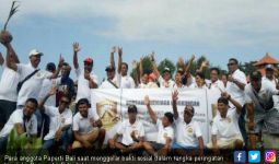 Puluhan Pemuda Asal Timor Bersihkan Pantai Muara - JPNN.com